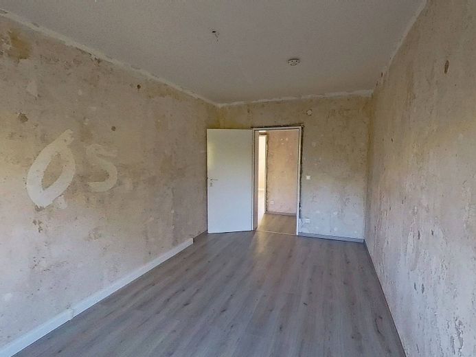 KENDİNİZ YENİLEYİN VE TASARRUF EDİN: BALKONLU ve bol ışık alan büyük 4 odalı daire – Ansicht II: Schlafzimmer I