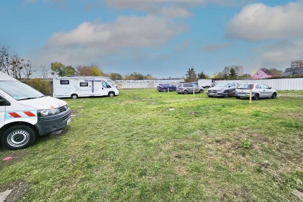 Plazas de aparcamiento exteriores flexibles en patio cerrado en Schönebeck para coches, furgonetas y autocaravanas