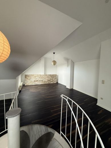 Maisonette-Charme unterm Dach – ruhige Lage in Grevenbroich – Foto 1