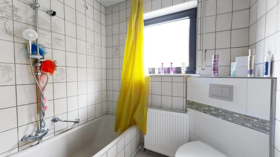 Groot een- tot tweegeneratiehuis met balkon, terras en garage – Bad 1. OG