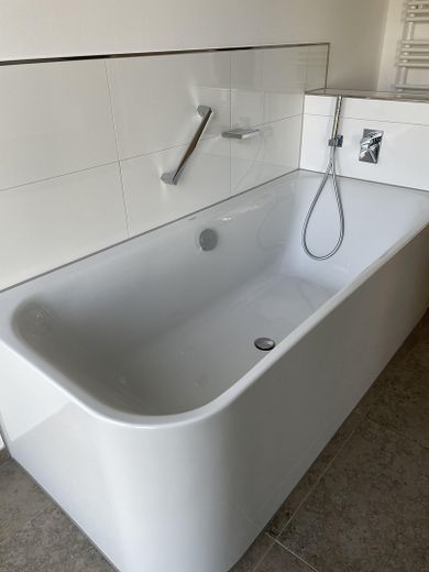 Luxus-Penthouse-Wohnung in traumhafter Lage mit Privatseenutzung – Sonderwanne Bad 1. OG