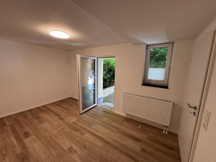 2-Zimmer-Souterrain-Wohnung mit Terrasse und EBK – Schlafzimmer