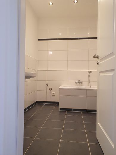 Gerenoveerd EN direct beschikbaar: tuinappartement m. eigen ingang, vloerverwarming, meer- en stationsnabijheid – Bad 1