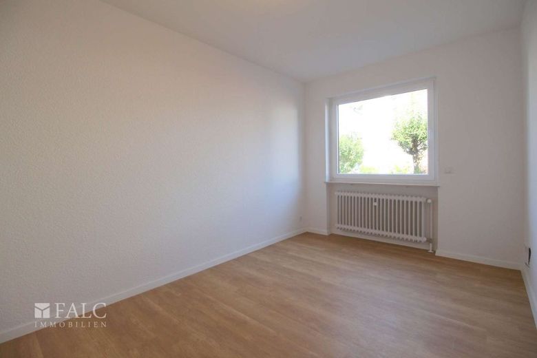 Sanierte Wohnung mit großem Wohnzimmer! – Schlafzimmer III