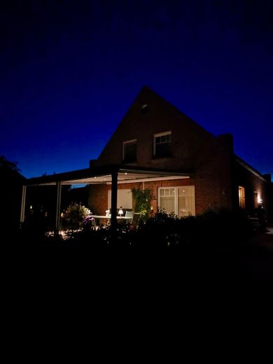 Hausansicht im Dunkeln