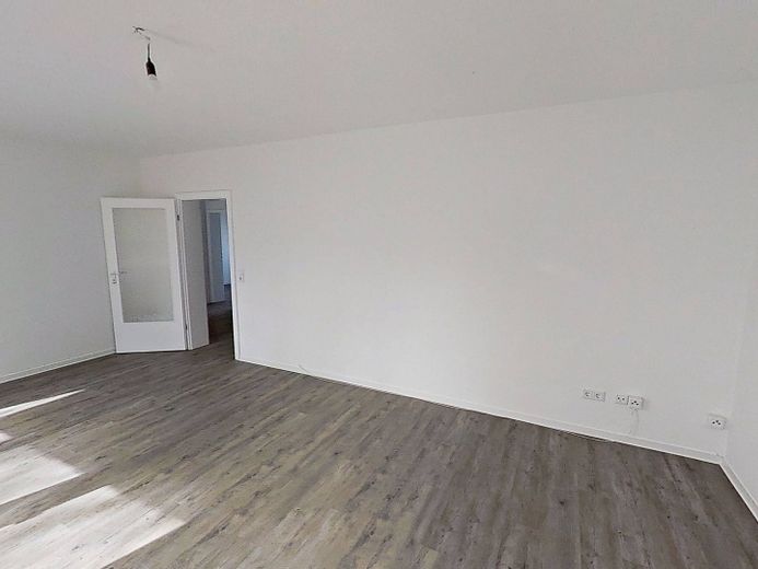 Luminoso apartamento de 3 habitaciones, bien distribuido, con BALCÓN y baño con bañera en el sur de Burgdorf – Ansicht III: Wohn- und Esszim…