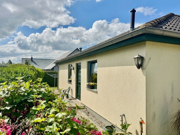 HORN IMMOBILIEN ++ RESERVIERT! Einfamilienhaus im Bungalowstil in Chemnitz bei Neubrandenburg – Hausansicht