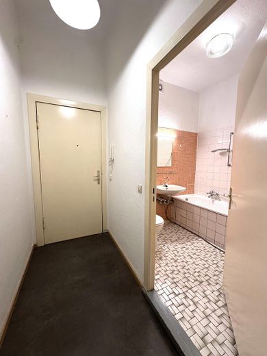 Słoneczne, spokojne mieszkanie w kamienicy z ogrodem w dzielnicy Winterfeldt-/Akazienkiez w Schönebergu – Wohnung rechts Flur