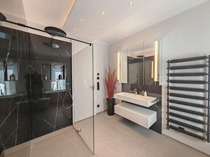 Designer-Penthouse mit Traum- Dachterrasse und Blick über Isarhochufer: PROVISIONSFREI – Bodenebene Dusche
