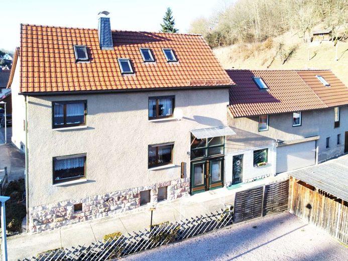 Mietkauf möglich: Mehrgenerationen-Haus in Möckers: 8 Zimmer, 2 Küchen, Nebengelass &amp; viel Platz – Hausansicht Eingangsbereich