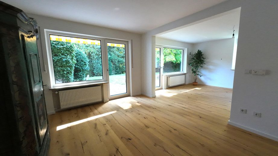 Frisch sanierte Doppelhaushälfte mit großem Garten in S-Bahn Nähe – Wohnzimmer