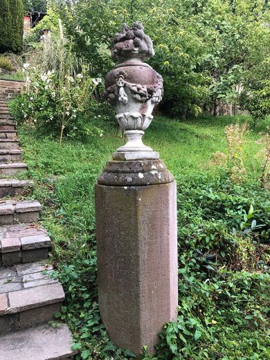 Steinsäule an Treppe