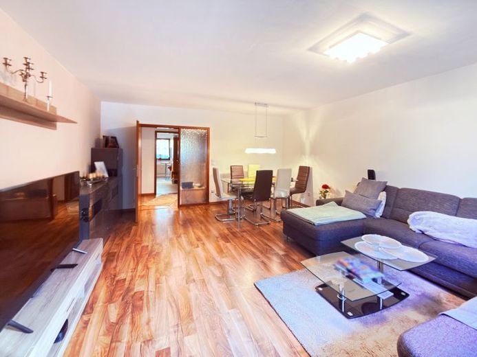 Investimento immobiliare con prospettive: appartamento al piano terra con terrazza esposta a sud e posto auto in garage interrato – Foto 1