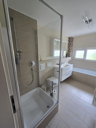 Kırsal alanın kenarında modern, yeni gibi müstakil sıra ev – Badezimmer