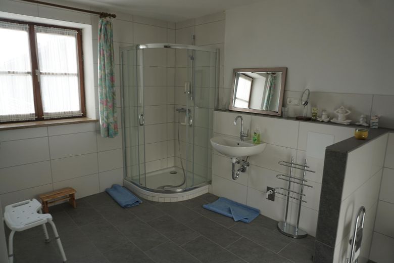 Großes Haus/Mehrgenerationenhaus in Huglfing von privat – Bad 1. OG (Wohnung 2)