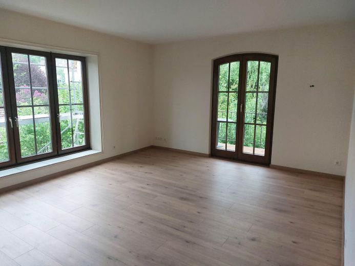 Wohnzimmer mit Balkon