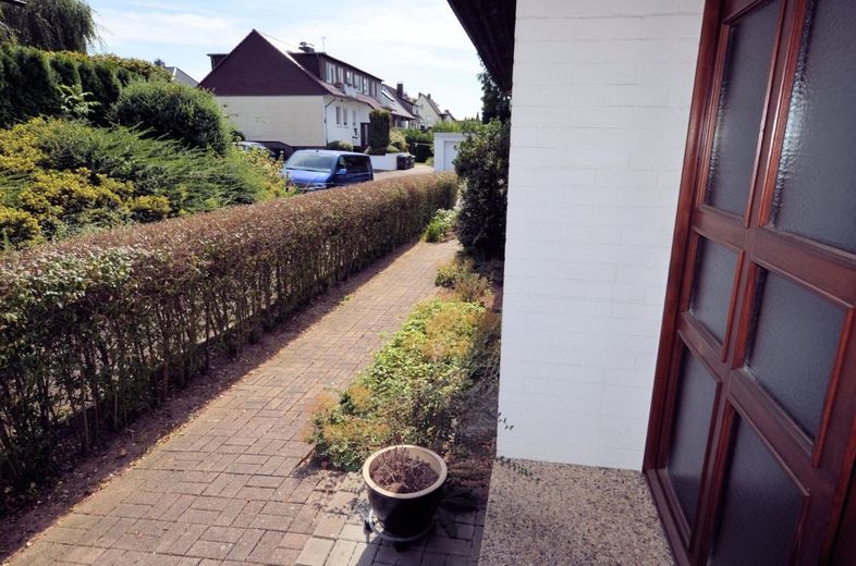 1-Familienwohnhaus mit Einliegerwohnung und Doppelgarage in ruhiger bevorzugter Wohnlage – 1-Familienwohnhaus mit Doppelgarage in Holzminden