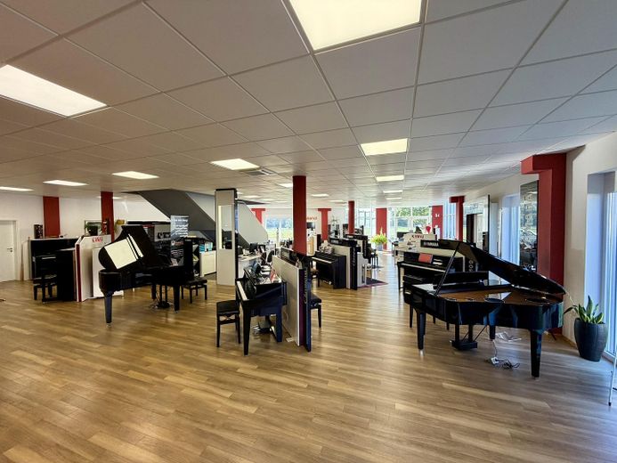 Immobile commerciale polivalente con showroom, capannone e unità abitativa a Heusenstamm – Ausstellung EG – Innenbereich