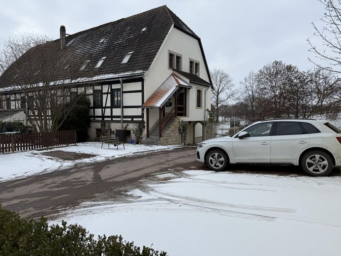 Hauseingang mit Parkplatz 