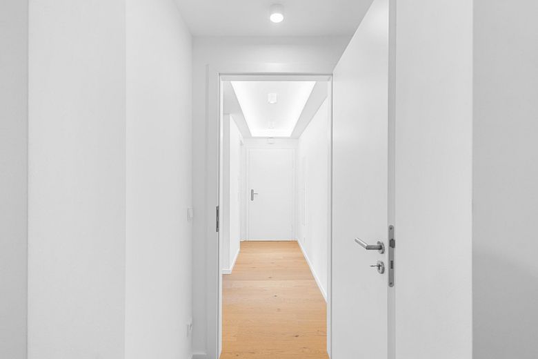 Provisionsfrei & Kernsaniert vom Architekten - 2 Zimmer, Loggia und EBK – Flur