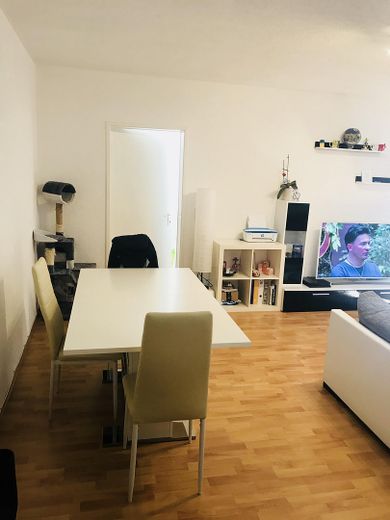 Lichtdurchflutete 3-Zimmerwohnung im Herzen von Brombach – Wohnzimmer