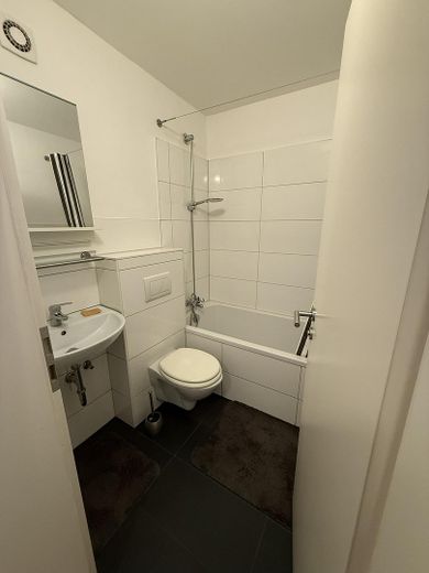 Отдельная, светлая и просторная 1-комн. квартира (42 м²) с балконом, парковочным местом, встроенной кухней — без комиссии – Bad