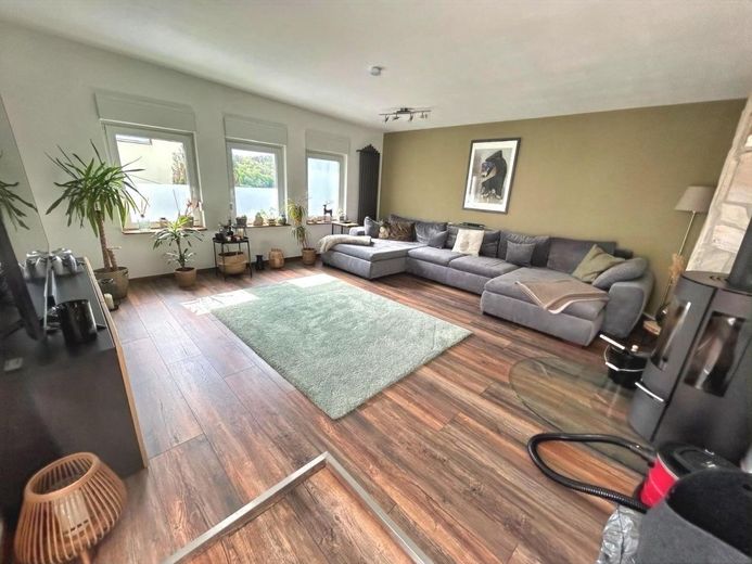 Wohnen mit Ausblick - Einfamilienhaus mit Einliegerwohnung und besonderem Charakter – Wohnzimmer mit Kamin