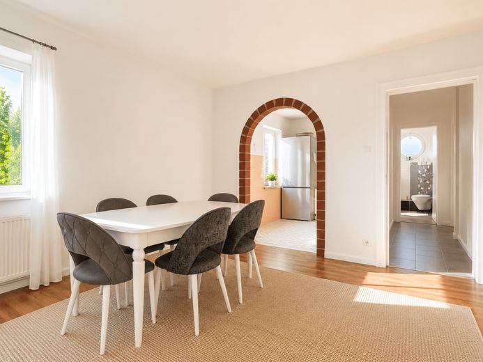 Wohnungspaket mit ca. 5,16 % Bruttorendite, Stellplätzen und Ausbaureserve in Schwarzenbek – Wohnzimmer Blick Küche