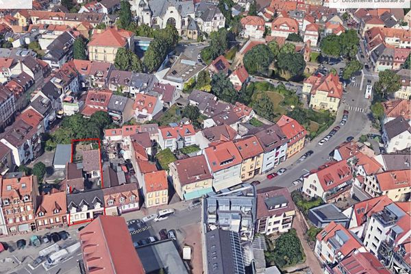 Приваблива земельна ділянка з двоквартирним будинком і численними господарськими будівлями