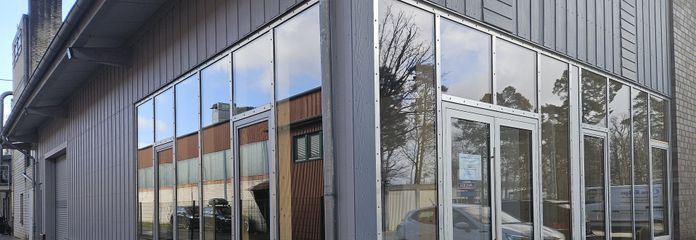Halle commerciale neuve avec surface de bureaux dans un emplacement central idéal – Außenansicht Eingang