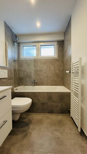 Wohnung in Bestlage mit Südbalkon - Erstbezug nach Sanierung – Badezimmer 2