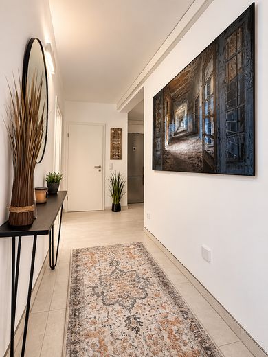 Stilvoll möblierte 2-Zimmer-Wohnung in Augsburg – komplett ausgestattet & sofort frei – Flur