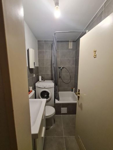 Apartamento modernizado de 2 habitaciones con logia y alquiler sólido – Bad