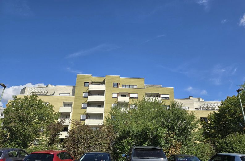 Renovierte 2-Zimmer-Wohnung mit modernem Bad, Balkon, Blick ins Grüne & Aufzug - provisionsfrei – Außenansicht vom Parkplatz