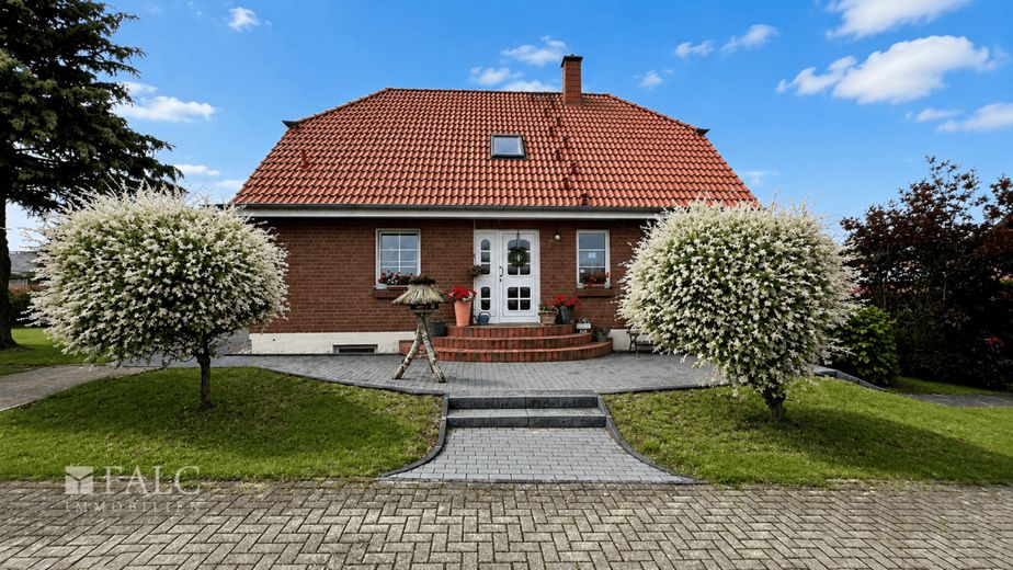 ***Traumhaus mit besonderem Flair - Hochwertig modernisiert und sofort bezugsbereit*** – Außenansicht