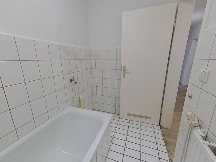 Apartamento de 3 habitaciones con distribución inteligente, cocina equipada, BALCÓN y bañera – Ansicht II: Bad