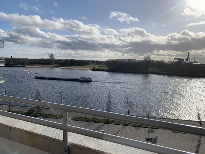 neuwertiges Luxus-Penthouse mit exklusiver Ausstattung  und traumhaften Weserblick in erster Reihe – ...ein Schiff wird kommen 