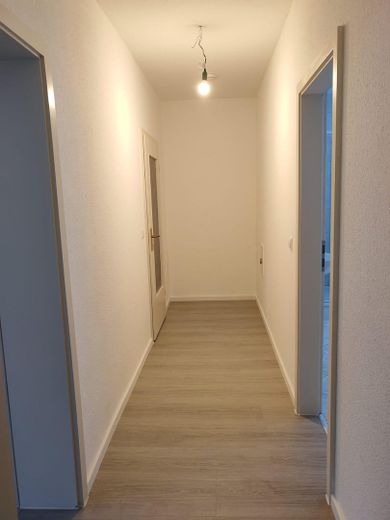 NEU SANIERT! 3R-Wohnung mit Stellplatz 80 m² (EBK) ***Vermieter-Bonus 2 Kaltmieten geschenkt*** – Flur