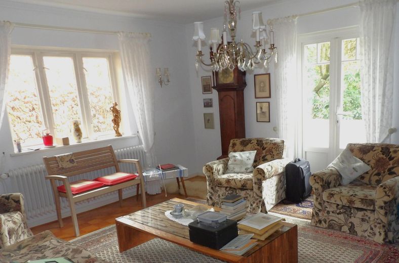 5059m² Baugrundstück (teilbar) mit zauberhaftem, kleinem Haus! – Wohnzimmer