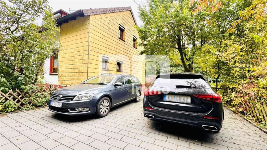 Modernisiertes Einfamilienhaus auf riesigem Grundstück mit Carport und Nebengebäude – Parkflächen neben dem Haus / zufahrt Grundstück