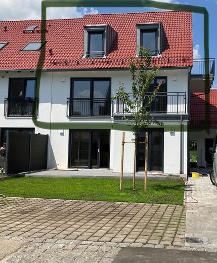 Mieszkanie dwupoziomowe z dużą ilością przestrzeni i dwoma balkonami – Fassade vorne Wohnung markiert