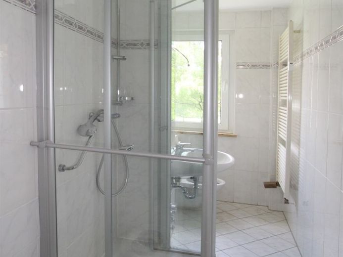 Balkon...Laminat...Bad mit Dusche... – Foto 1