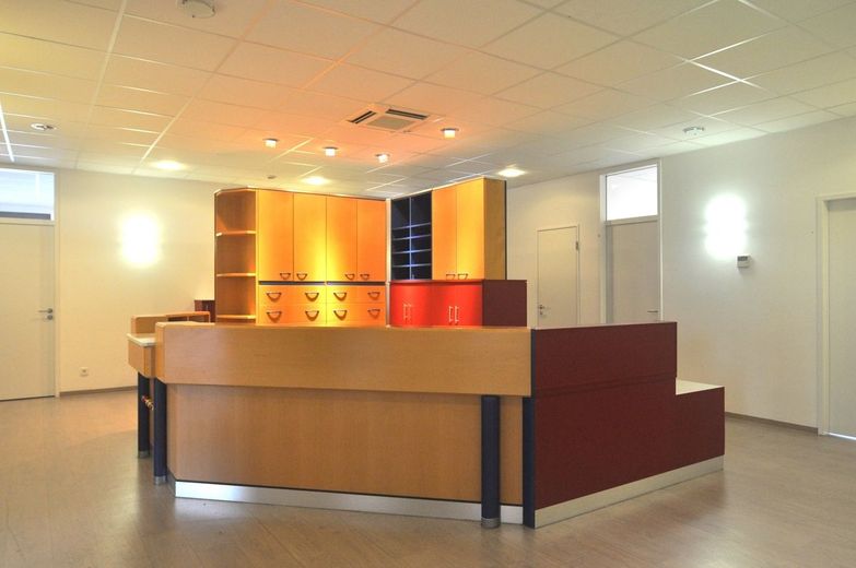 Praxis- oder Bürofläche mit Penthouse-Feeling im modernen Ärztehaus – Großer und zentraler