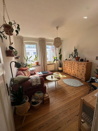 Helle, schöne und gepflegte Altbauwohnung mit Dielenfussboden und Einbauküche – sonniges Wohnzimmer