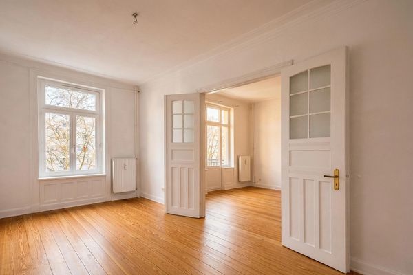 3 locali in edificio d’epoca a Eimsbüttel, ristrutturato, soffitti alti, pavimento in assi di legno, stucchi, circa 70 m², libero/pronto per essere abitato
