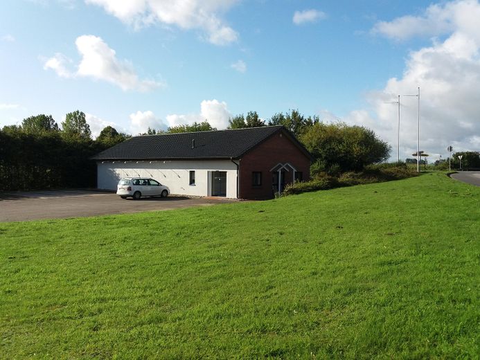 Bâtiment commercial moderne et massif à Bredenbek A210/A7 – Aussen vorn