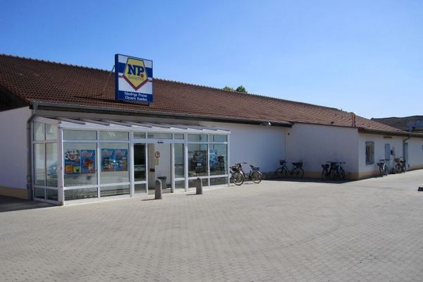 Complesso di supermercato di prossimità & edificio residenziale e commerciale.
