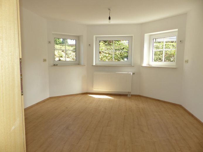 Noch günstiger, Eigentumswohnung, 2 Zimmer- Souterrain, sehr hell, ruhig, mit Garten. – Erker- Esszimmer- Wohnzimmer