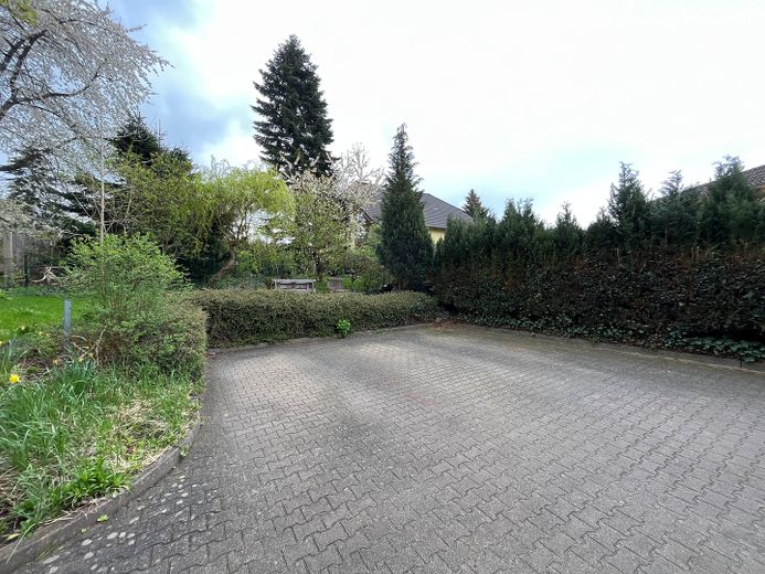 Erstbezug nach Renovierung - 5-Raumwohnung im 1. OG in ruhiger Lage – Stellplätze