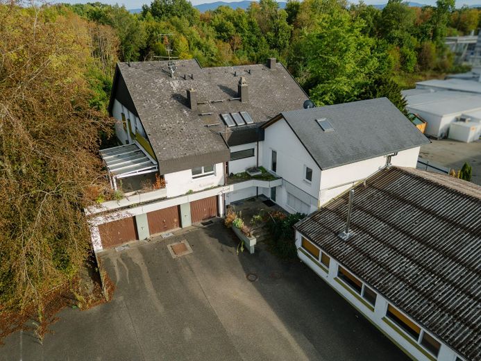Großes Gewerbegrundstück in Umkirch: Bestand mit 6 Einheiten + Lagerhalle + Entwicklungsfläche – Wohnhaus mit Halle und Garagen